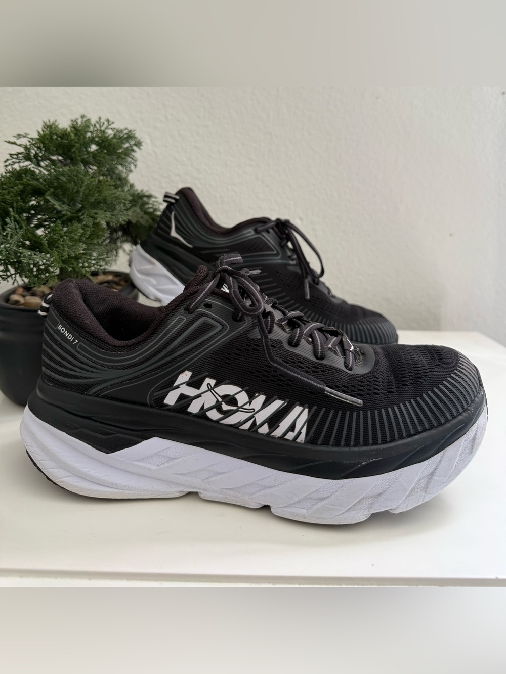 Hoka Bondi 7 women size 8 black and White Bondi 7 Women's Athletic - Picture 1 of 14